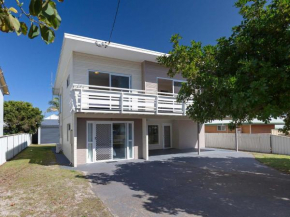 'SeaHaven', 2 Richardson Ave - Large home with Aircon, Smart TV, WIFI, Netflix & Boat Parking